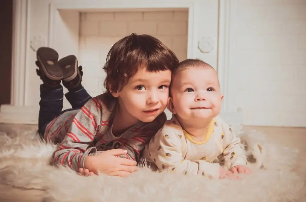 新生兒喝完奶不睡覺